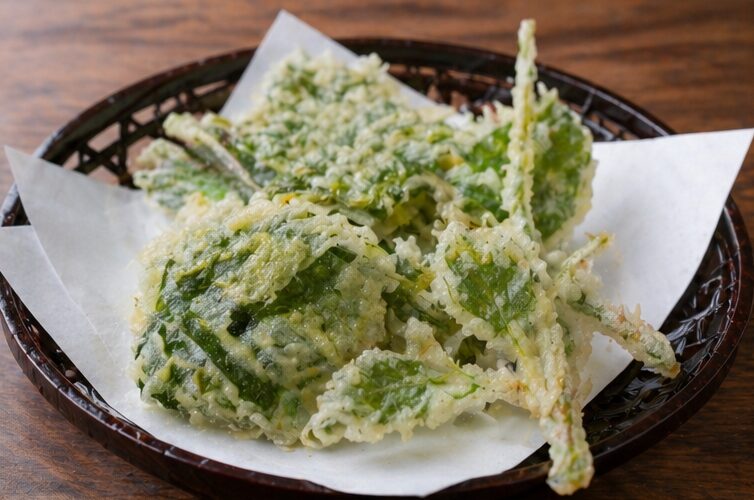 静岡県の焼津・藤枝・御前崎エリアのご当地グルメである、茶葉天ぷらの画像です。