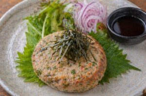 静岡県の焼津・藤枝・御前崎エリアのご当地グルメである、まぐろハンバーグの画像です。