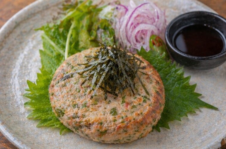 静岡県の焼津・藤枝・御前崎エリアのご当地グルメである、まぐろハンバーグの画像です。