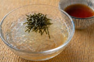 静岡県の焼津・藤枝・御前崎エリアのご当地グルメである、ところてんの画像です。