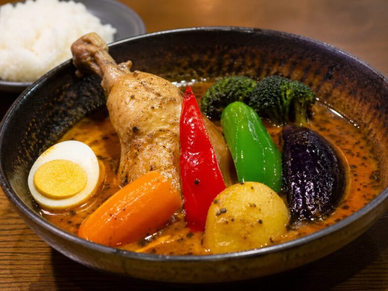 北海道札幌エリアのご当地グルメであるスープカレーの画像です